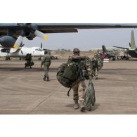 Arrivée de légionnaires du 1er régiment étranger de cavalerie (1er REC) sur l'aéroport de Bamako, au Mali.