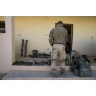 Un légionnaire du 2e régiment étranger parachutiste (2e REP) réintègre l'armement collectif de son unité sur le camp de Tessalit, au Mali.