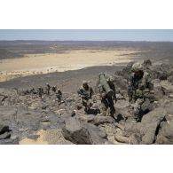 Un marsouin du 2e régiment d'infanterie de marine (2e RIMa) transporte un missile d'infanterie léger antichar NATO (MILAN) sur les hauteurs de la vallée de Terz, au Mali.