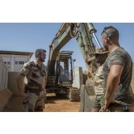 Le capitaine Olivier supervise l'aménagement des fortifications de la base par des sapeurs du génie à Gao, au Mali.