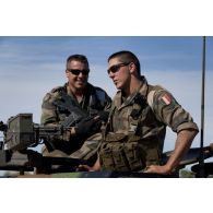 Portrait de soldats à bord d'un véhicule blindé léger (VBL) sur l'aéroport de Sévaré, au Mali.