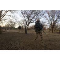 Des soldats du 92e régiment d'infanterie (92e RI) se replient lors d'une prise à partie dans l'oued de Teurteli, au Mali.