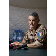 Portrait du général Frédéric Blachon lors d'une conférence de presse à Gossi, au Mali.