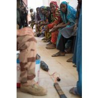 Le lieutenant Bastien du 2e régiment étranger de génie (REG) présente un fac-similé d'engin explosif improvisé (EEI) à des habitants de N'Daki, au Mali.