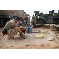 Le maréchal des logis-chef Laurent de la gendarmerie prévôtale met sous scellé une veste saisie aux groupes armés terroristes (GAT) dans le secteur de N'Daki, au Mali.