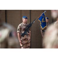 Portrait du porte-drapeau du 3e régiment d'hélicoptères de combat (RHC) à Gao, au Mali.