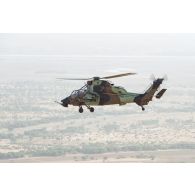 Un hélicoptère Tigre EC-665 HAD B2 du 1er régiment d'hélicoptères de combat (RHC) survole la région de Gao, au Mali.