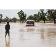 Une ambulance KIA KM 451 de l'armée malienne franchit un oued à N'Daki, au Mali.