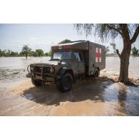 Une ambulance KIA KM 451 de l'armée malienne franchit un oued à N'Daki, au Mali.