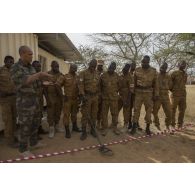 Un instructeur des éléments français au Sénégal (EFS) encadre une formation de déminage auprès de stagiaires burkinabè à Dori, au Burkina Faso.