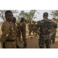 Un instructeur des éléments français au Sénégal (EFS) encadre une formation de déminage auprès de stagiaires burkinabè à Dori, au Burkina Faso.