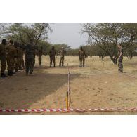 Un instructeur des éléments français au Sénégal (EFS) encadre une formation de déminage auprès de stagiaires burkinabè à Dori, au Burkina Faso.