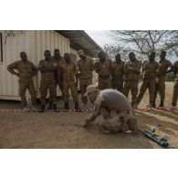 Un instructeur des éléments français au Sénégal (EFS) encadre une formation de déminage auprès de stagiaires burkinabè à Dori, au Burkina Faso.