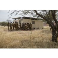 Un instructeur des éléments français au Sénégal (EFS) encadre une formation de déminage auprès de stagiaires burkinabè à Dori, au Burkina Faso.