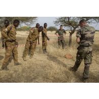 Des instructeurs des éléments français au Sénégal (EFS) encadrent une formation de déminage auprès de stagiaires burkinabè à Dori, au Burkina Faso.