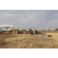 Des instructeurs encadrent une formation sur la construction de défense auprès de stagiaires burkinabè à Dori, au Burkina Faso.