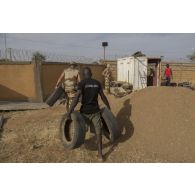 Des instructeurs encadrent une formation sur la construction de défense auprès de stagiaires burkinabè à Dori, au Burkina Faso.