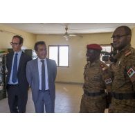 L'ambassadeur Xavier Lapeyre de Cabanes visite une infirmerie à Dori, au Burkina Faso.