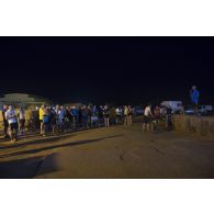 Des soldats se rassemblent pour le départ d'une course à vélo autour de la base de Niamey, au Niger.