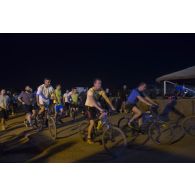 Départ d'une course à vélo autour de la base de Niamey, au Niger.