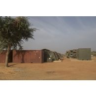 Installation d'une remorque douche RD3000 et d'une remorque laverie de campagne RLS 2000 sur une zone de bivouac à Ouallam, au Niger.