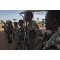 Des gendarmes nigériens suivent une instruction sur le tir au combat (ISTC) à Ouallam, au Niger.