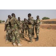 Des gendarmes nigériens mettent un batterie un mortier de 81 mm léger long renforcé (MO-81 LLR) auprès d'un instructeur à Ouallam, au Niger.