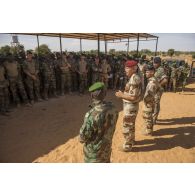 Les colonels Benoist Clément et Bachir Moussa dirigent une remise de diplôme auprès de gendarmes nigériens à l'issue de leur formation à Ouallam, au Niger.