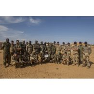 Portrait de groupe des instructeurs des éléments français au Sénégal (EFS) et des gendarmes nigériens à l'issue d'une formation à Ouallam, au Niger.