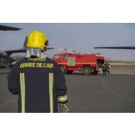 Des pompiers de l'air interviennent sur un avion Transall C-160 au moyen d'un véhicule mousse aéronautique Sides VMA 72 sur la base de Niamey, au Niger.