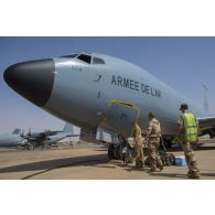 L'équipage d'un avion Boeing C-135 FR s'apprête à partir en mission à Niamey, au Niger.