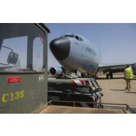 Préparation d'un avion Boeing C-135 FR pour une mission à Niamey, au Niger.