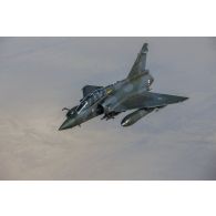 Un avion Mirage 2000D de l'escadron de chasse 3/3 Ardennes vole en formation au-dessus du Mali.