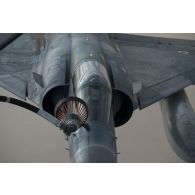 Un avion Mirage 2000C de l'escadron de chasse 2/5 Île-de-France se présente à la perche de ravitaillement d'un avion Boeing C-135 FR au-dessus du Mali.