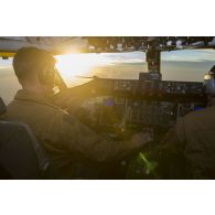 Des pilotes manoeuvrent à bord du cockpit de leur avion Boeing C-135 FR en vol au-dessus du Mali.