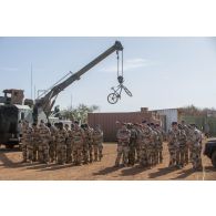 Rassemblement des troupes pour le baptême de la Saint-Eloi à Gao, au Mali.