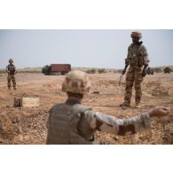 Des pyrotechniciens du détachement des munitions (DETMu) préparent du cordon détonnant pour la destruction de munitions sur un polygone d'explosion à Gao, au Mali.