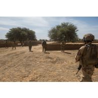 Un soldat du 3e régiment de hussards (RH) accompagne des soldats maliens pour une patrouille à Tin Salatene, au Mali.