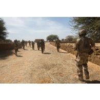 Un soldat du 3e régiment de hussards (RH) accompagne des soldats maliens pour une patrouille à Tin Salatene, au Mali.