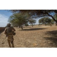 Un soldat du 3e régiment de hussards (RH) accompagne des soldats maliens pour une patrouille à Tin Salatene, au Mali.