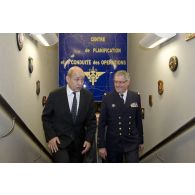 Départ du ministre de la Défense Jean-Yves Le Drian accompagné de l'amiral Edouard Guillaud, chef d'état major des armées (CEMA) du centre de planification et de conduite des opérations (CPCO).