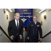 Départ du ministre de la Défense Jean-Yves Le Drian accompagné de l'amiral Edouard Guillaud, chef d'état major des armées (CEMA) du centre de planification et de conduite des opérations (CPCO).