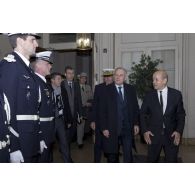 Le Premier ministre Jean-Marc Ayrault et le ministre de la Défense Jean-Yves Le Drian sont accueillis par un piquet d'honneur de la gendarmerie de l'air au centre de planification et de conduite des opérations (CPCO).