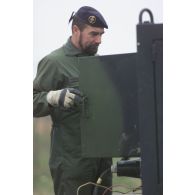 Portrait d'un militaire du génie au soutien logistique du camp du détachement français à Mazar e Charif.