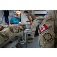 Un artilleur français de la Task Force Wagram se plaignant de douleurs aux dents est pris en charge par le personnel médical au Role 2 canadien installé sur l'aéroport d'Erbil.