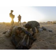 Des sapeurs du 31e régiment du génie (31e RG) exhument une bombe d'aviation enfouie dans le sable en vallée d'Inaïs, au Mali.