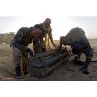 Des sapeurs du 31e régiment du génie (31e RG) exhument une bombe d'aviation enfouie dans le sable en vallée d'Inaïs, au Mali.