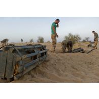 Des sapeurs des 6e et 31e régiments du génie (6e RG et 31e RG) exhument des bombes d'aviation enfouies dans le sable en vallée d'Inaïs, au Mali.