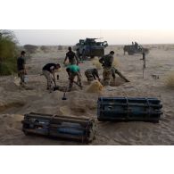 Des sapeurs du 31e régiment du génie (31e RG) exhument des bombes d'aviation enfouies dans le sable en vallée d'Inaïs, au Mali.