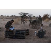 Des sapeurs du 31e régiment du génie (31e RG) exhument des bombes d'aviation enfouies dans le sable en vallée d'Inaïs, au Mali.